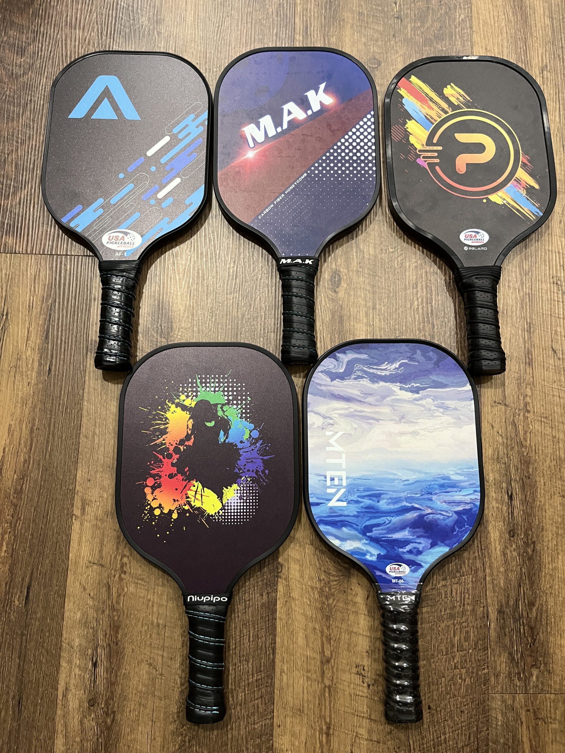 Picture of 5 different paddles that are similar to Niupipo pickleball apddles