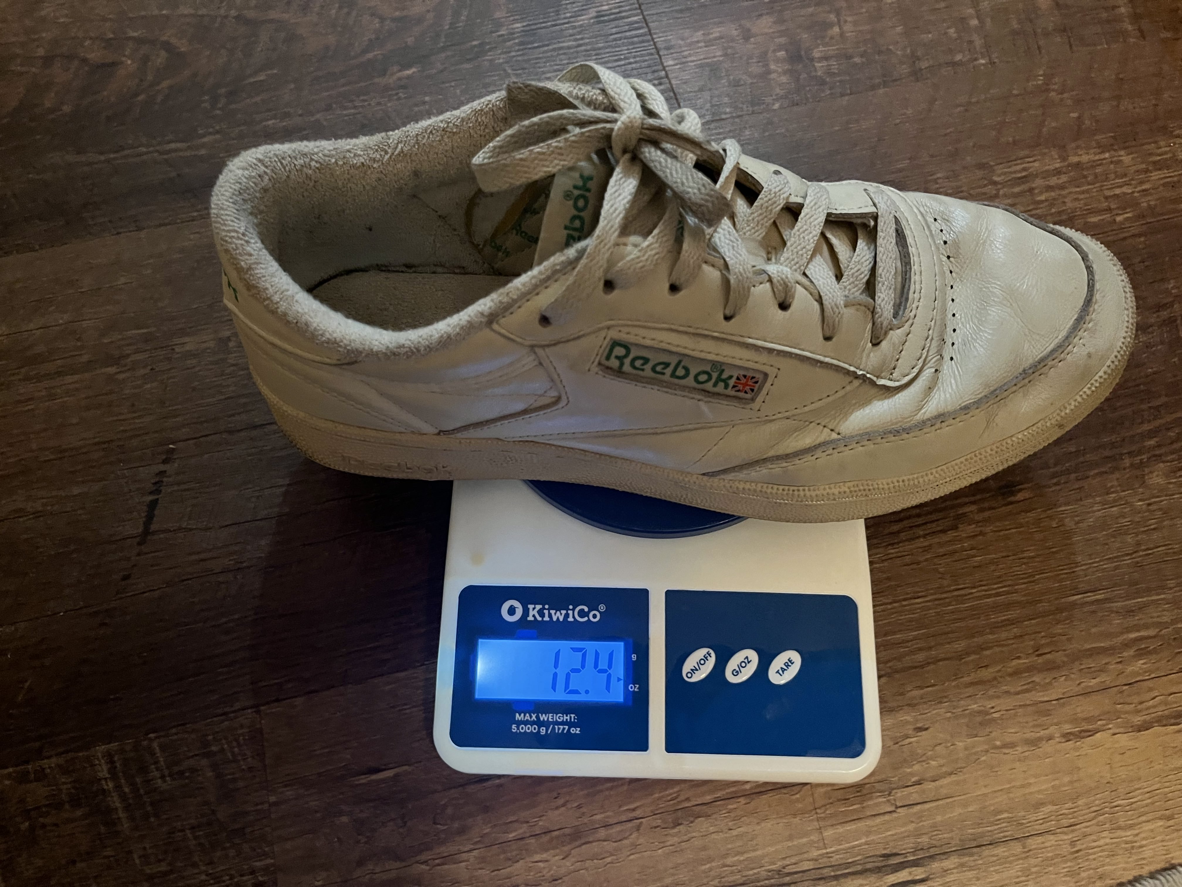 Picture of the weight of Reebok Men's walking shoes