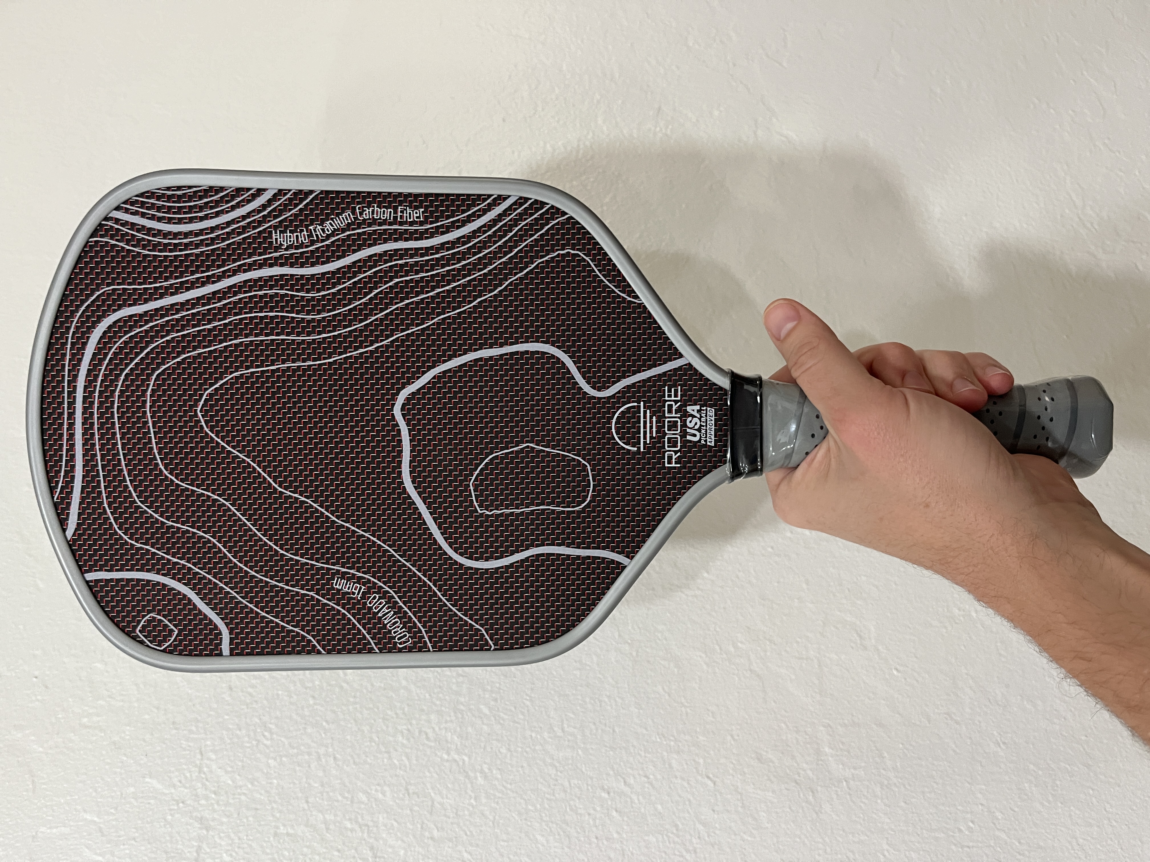 Picture of the carbon weave on the Roore Coronado pickleball paddle.