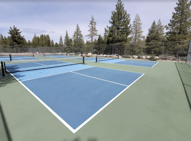 picture of lake tahoe pickleball courts at Paradise park.